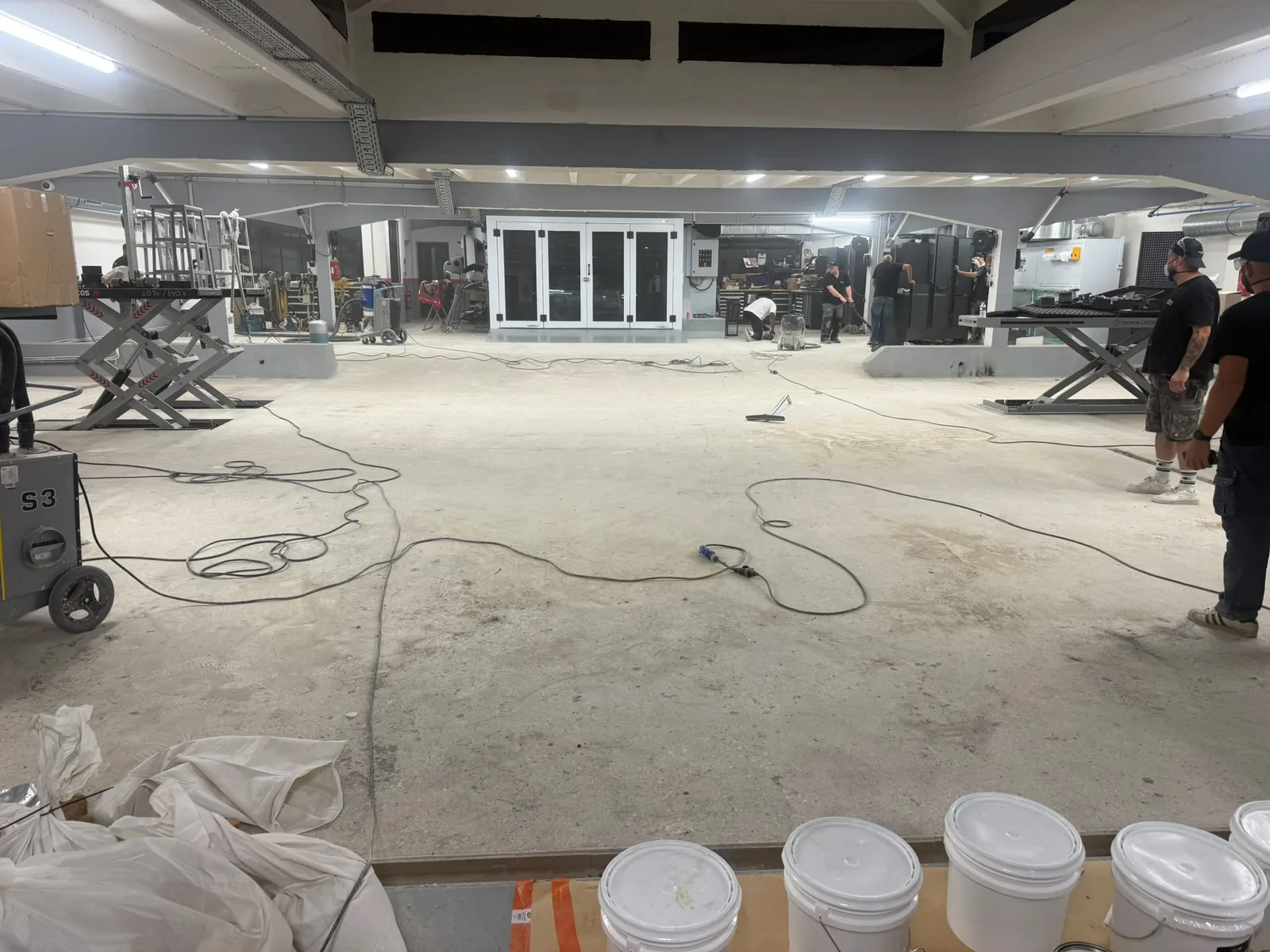 Atelier avant la pose : dalle de béton brute