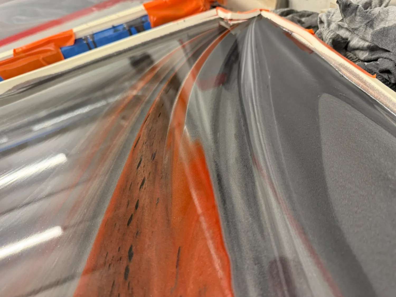 Détail d'une coulée de résine orange et grise